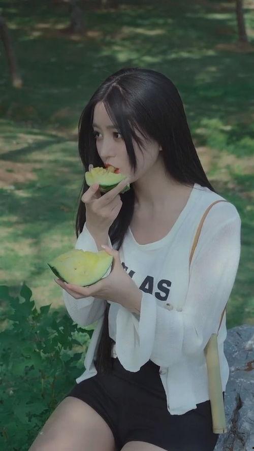 吃瓜照美女,捕捉夏日清新佳人瞬间  第2张